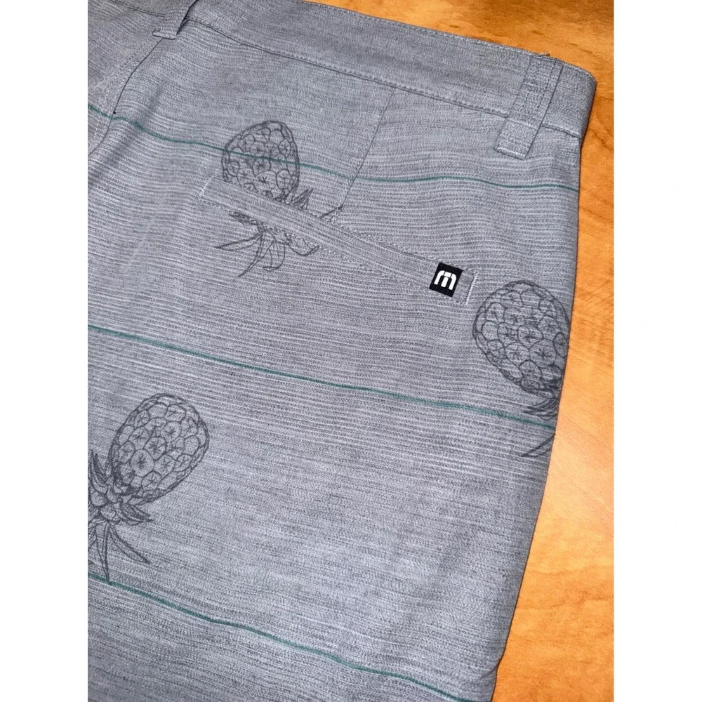 TravisMathew Mens Grey Pineapple Print Golf Shorts Stretch Size 34 New